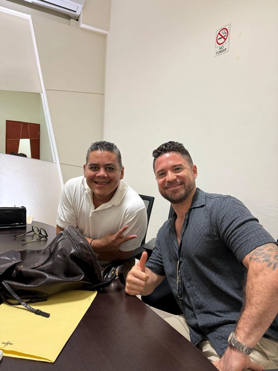 Rodrigo junto a un cliente