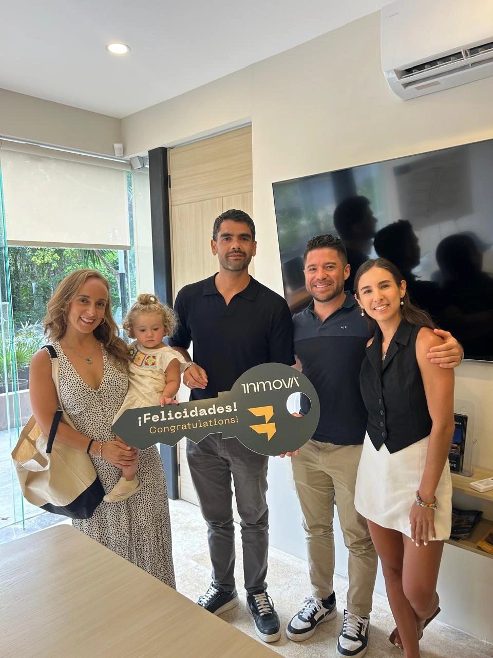 Rodrigo y Mariel acompañando a una familia en la entrega de su propiedad