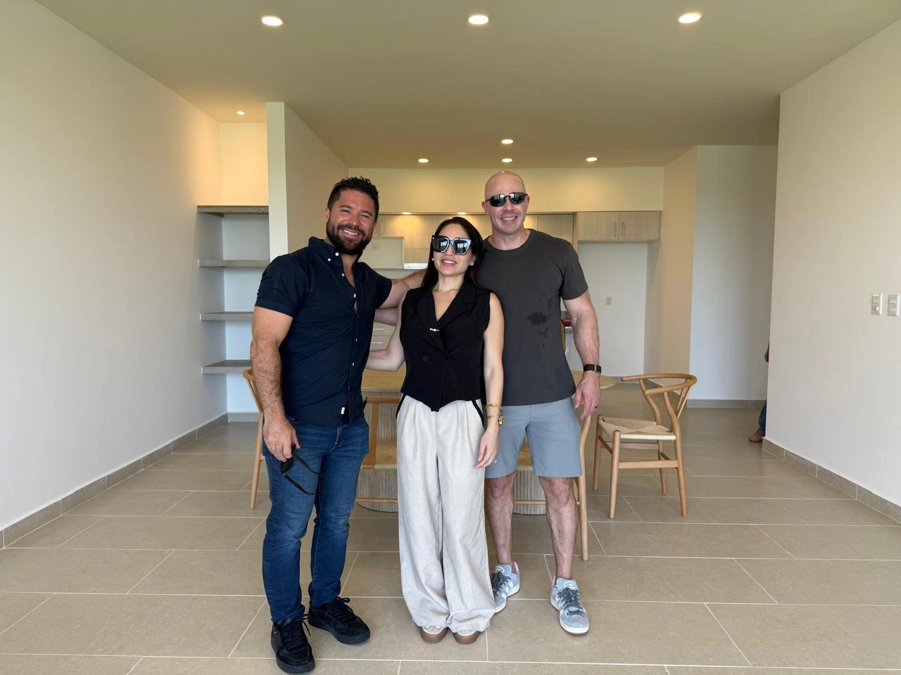 Rodrigo junto a dos clientes en una propiedad