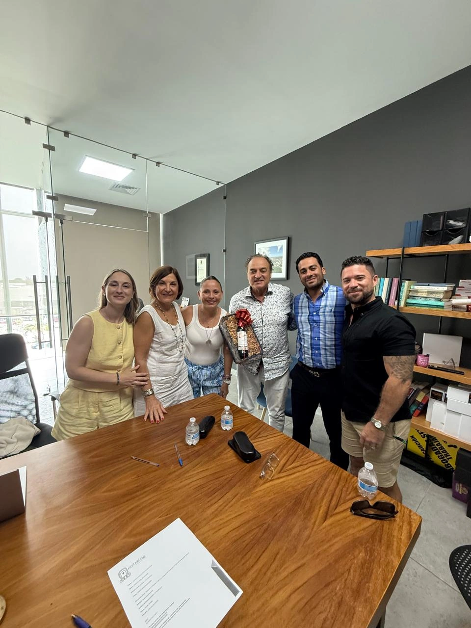 Rodrigo acompañando a un grupo de clientes