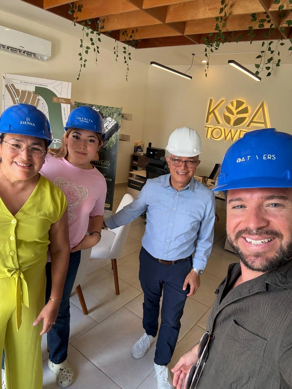 Rodrigo junto a clientes durante una visita de obra