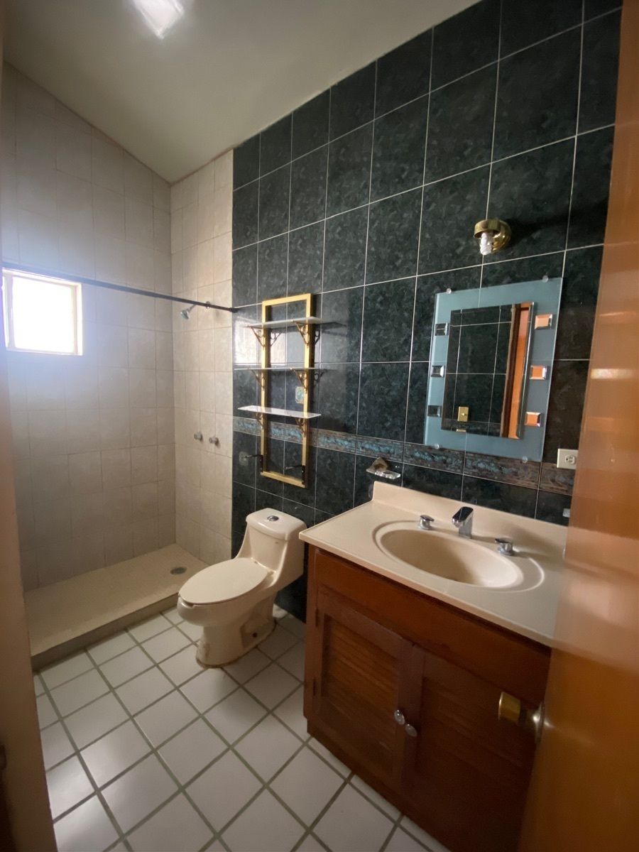 Baño Completo recámara principal, foto 9 de 26