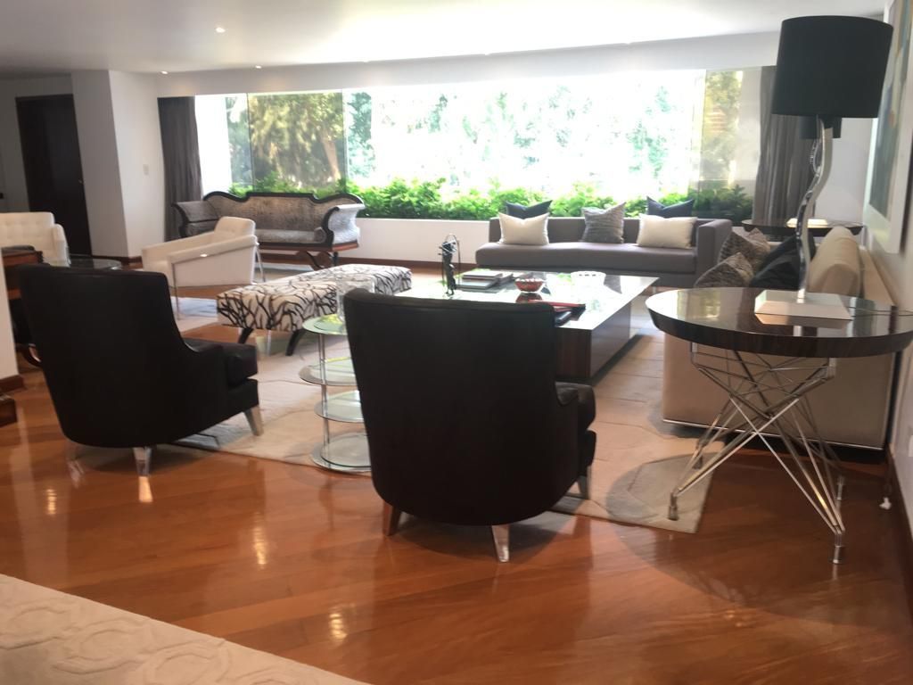 3 de 22: Gran sala con pisos de madera y vista al parque