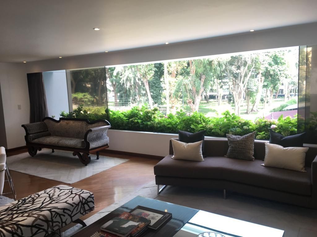 1 de 22: Sala principal con vista al parque