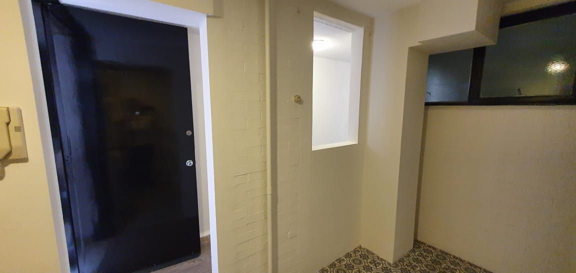 cocina y  puerta de entrada al departamento, foto 10 de 14