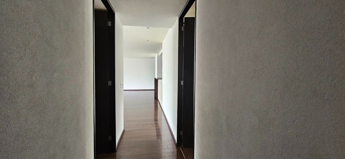 21 de 35: Pasillo recámaras a estancia.