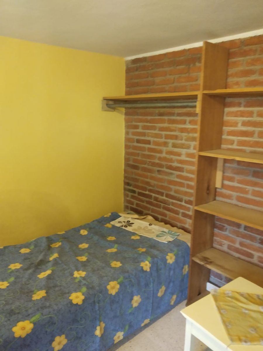 2 de 23: cuarto con cama individual