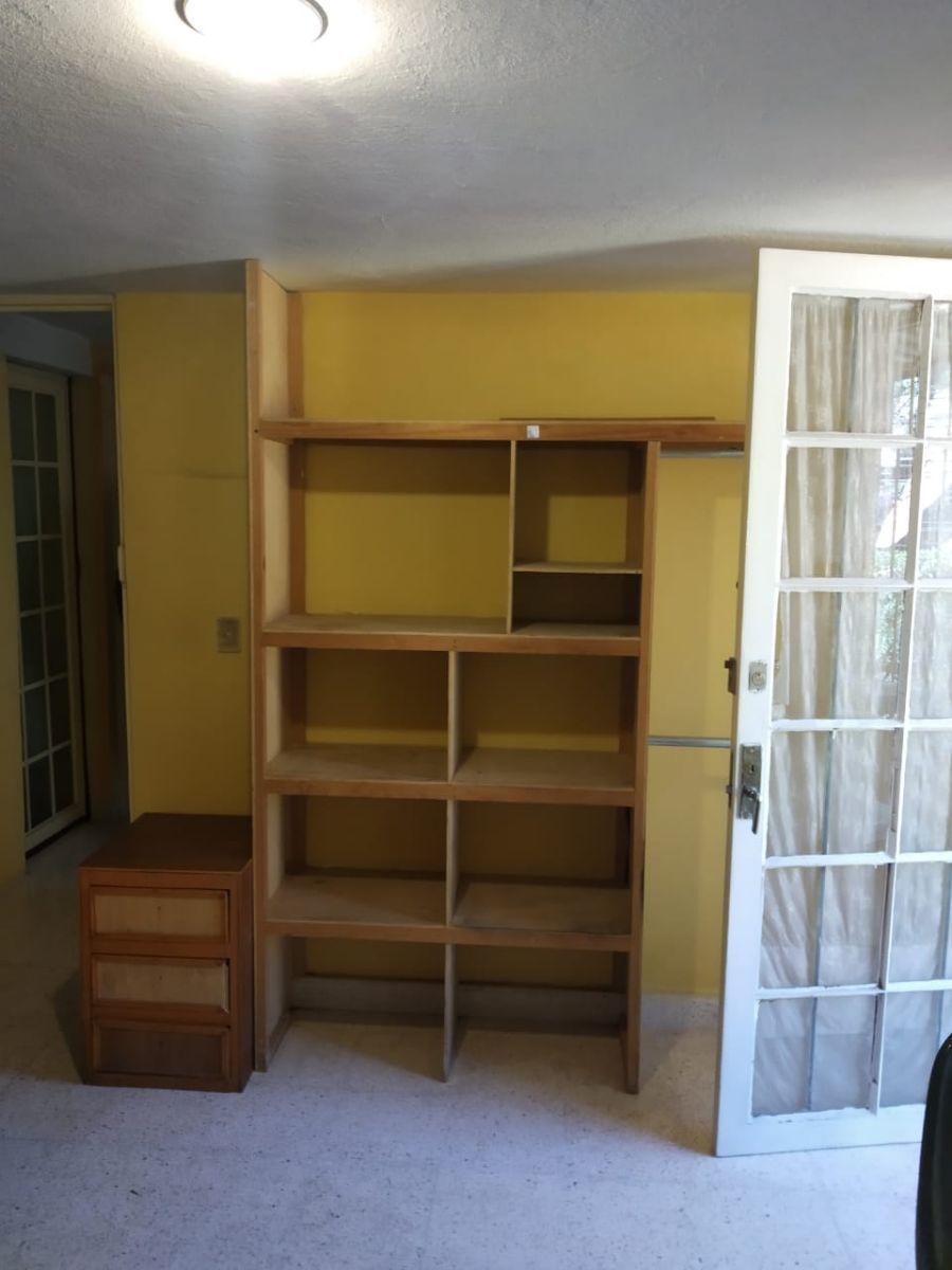 4 de 23: mueble y buro
