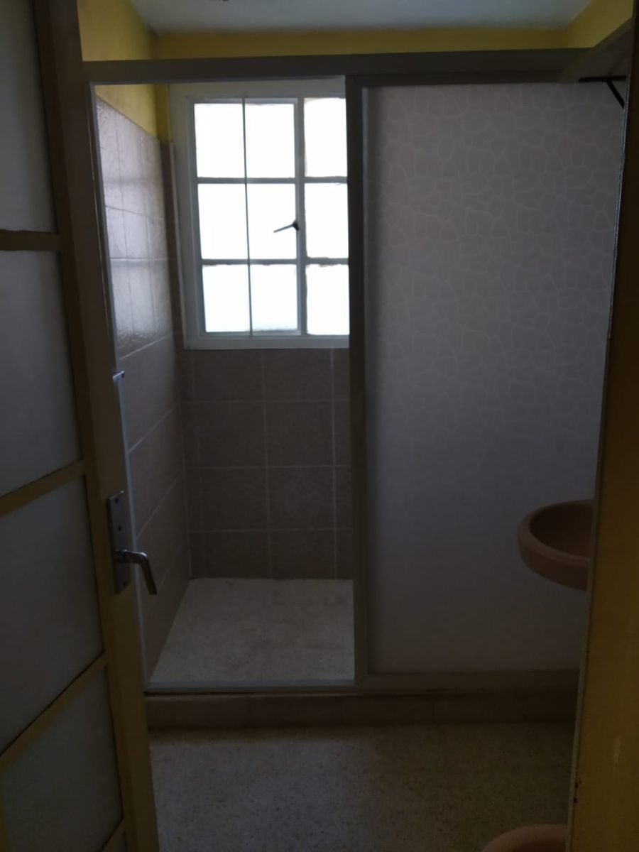 5 de 23: baño compartido