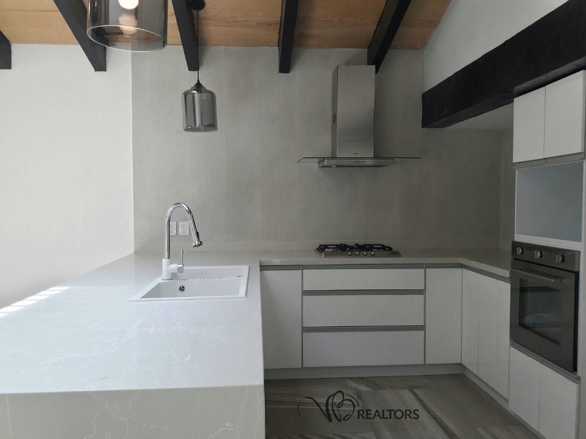 11 de 35: Cubierta de granito blanco