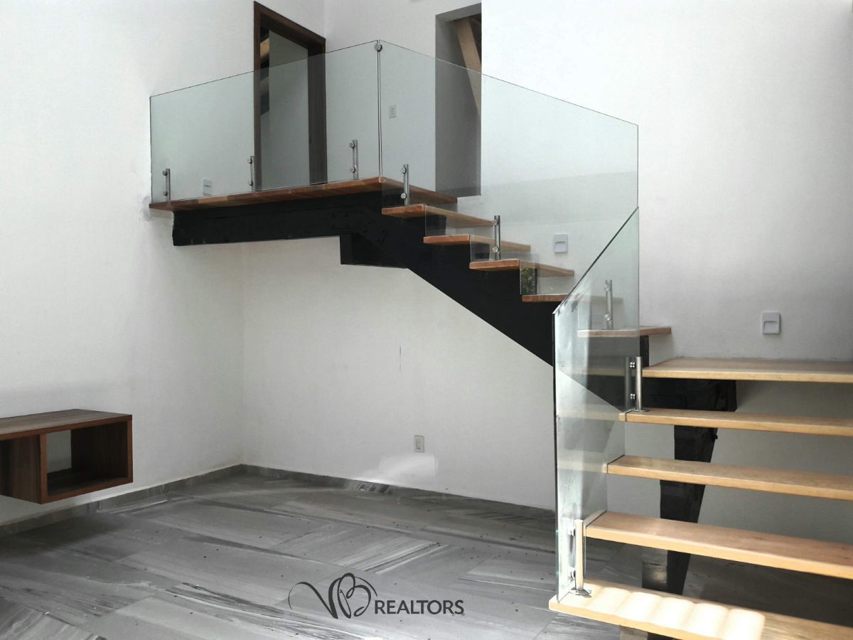 14 de 35: Escaleras  a recámaras