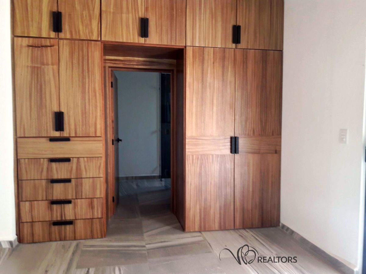 25 de 35: Closet de Parota recámara dos