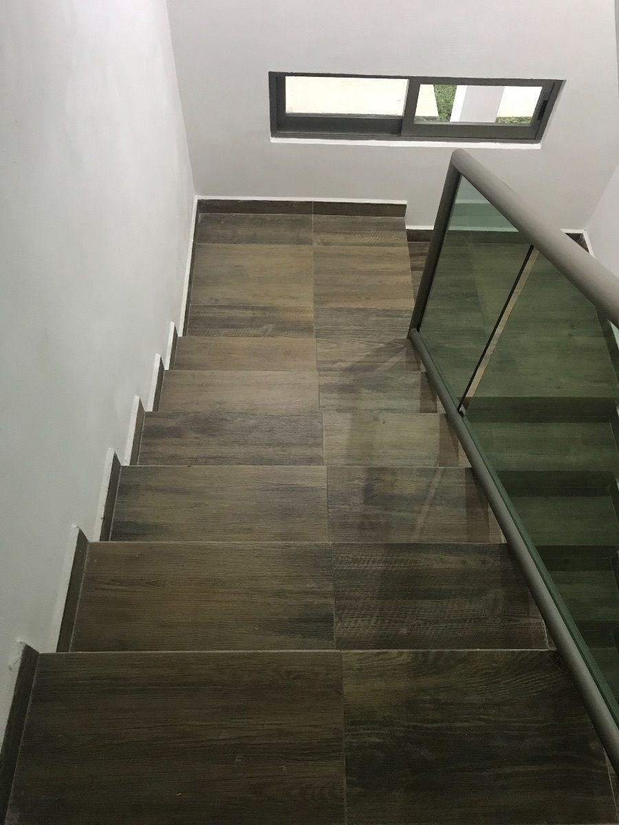 19 de 27: Escaleras tipo madera