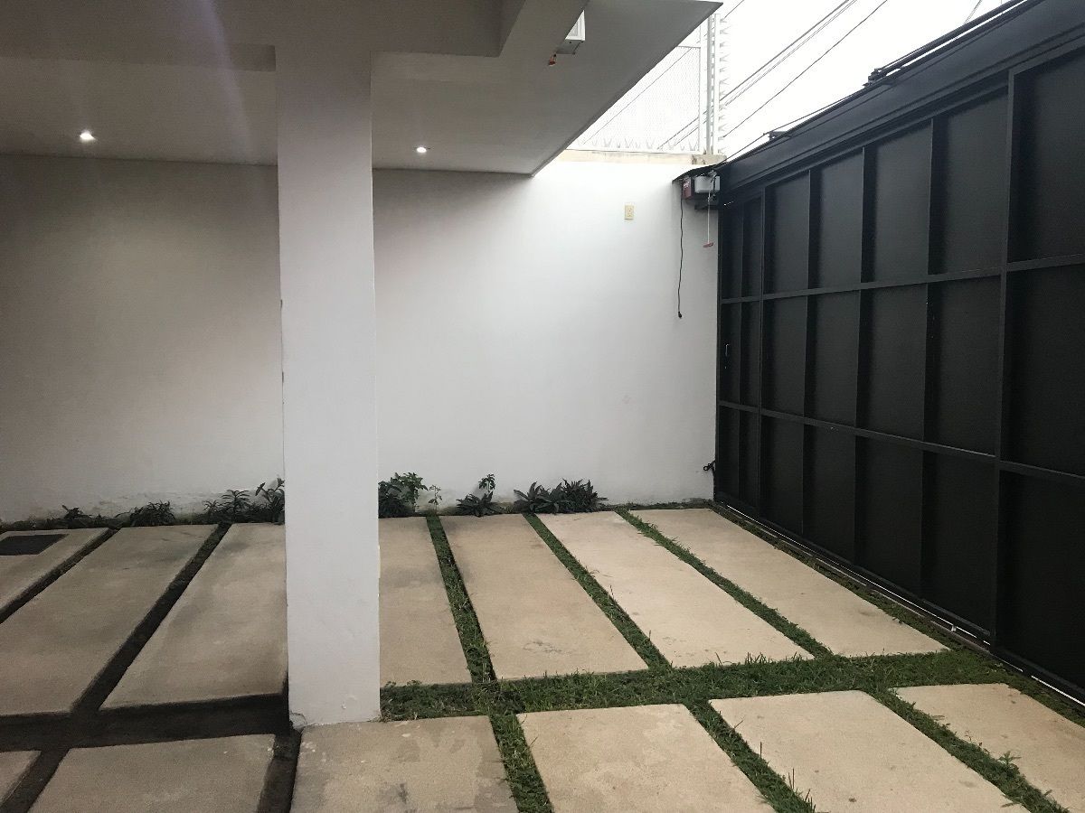 11 de 27: Estacionamiento techado