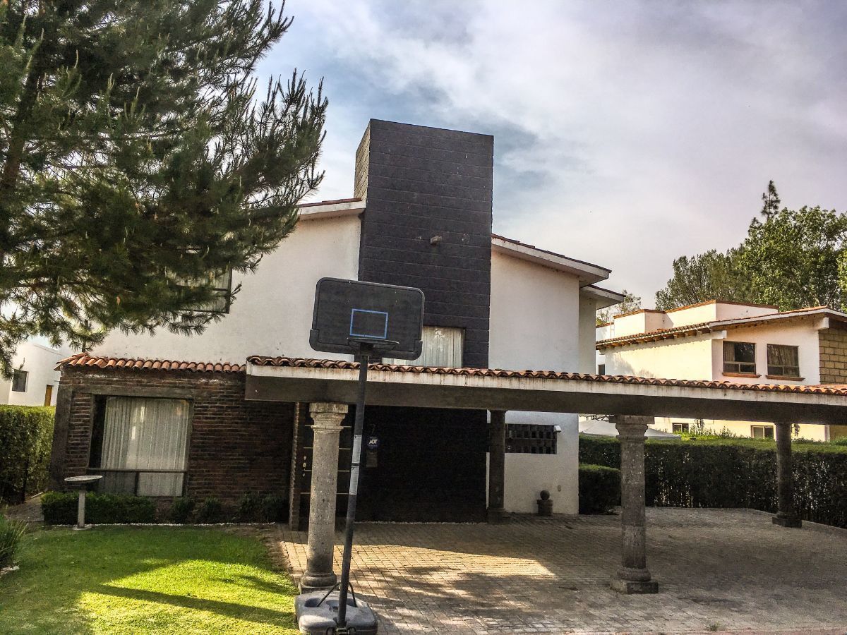 Casa en Renta Campestre San Gil, amplia con jardines, lago y club de golf |  EasyBroker