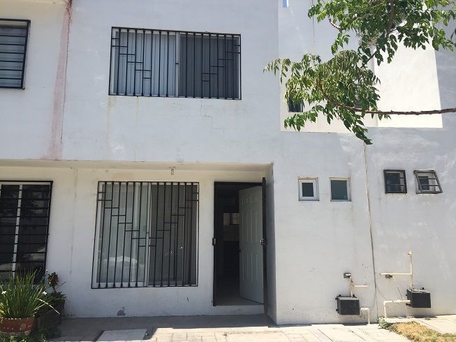 6 of 8: Cochera  para dos autos en batería. 