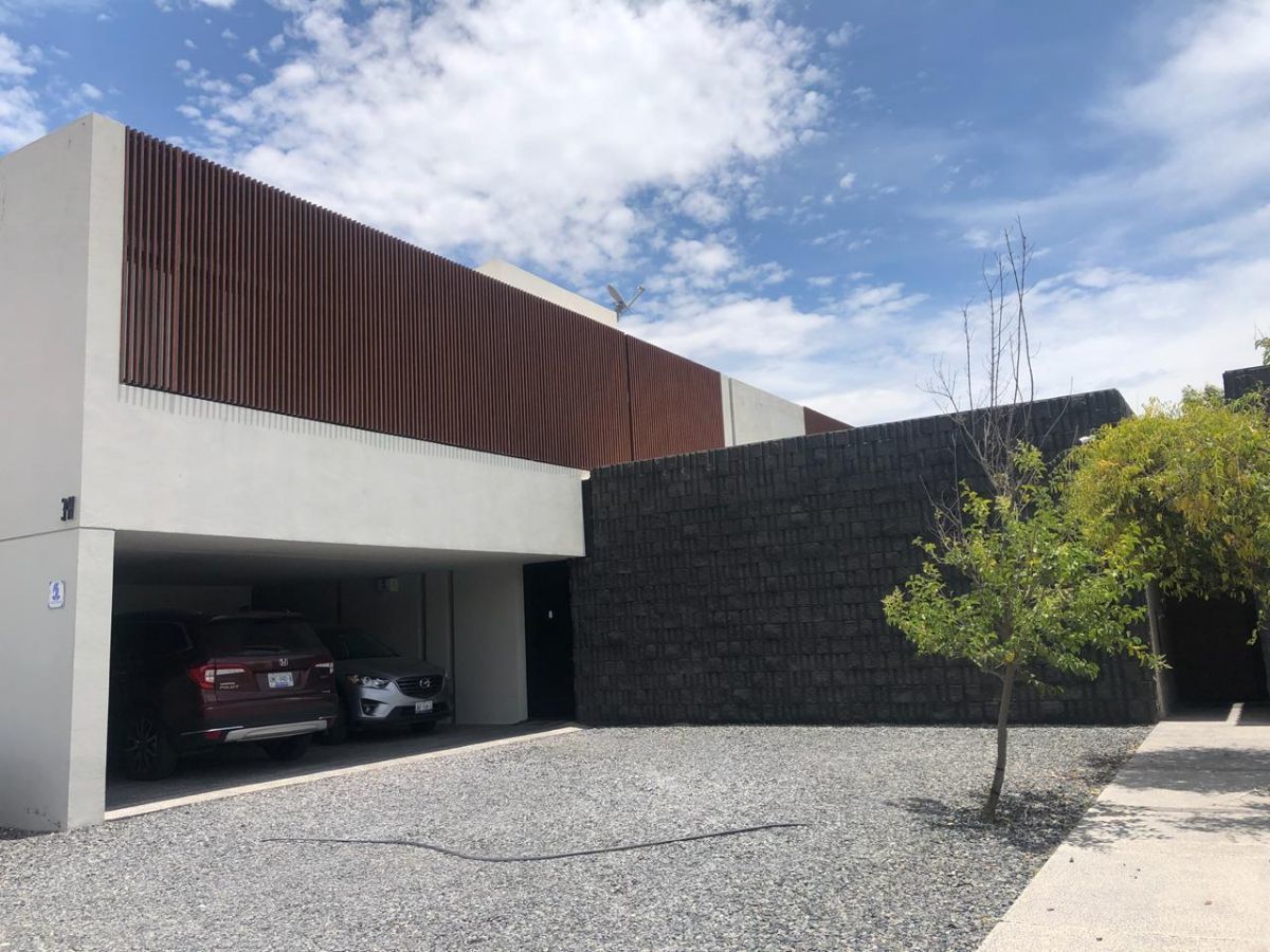 Oportunidad Casa en Venta dentro de Campanario Querétaro | EasyBroker