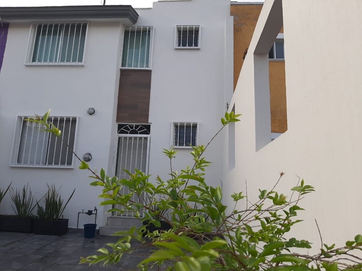 3 de 44: NUEVA VISTA A LA CASA CON COLOR BLANCO