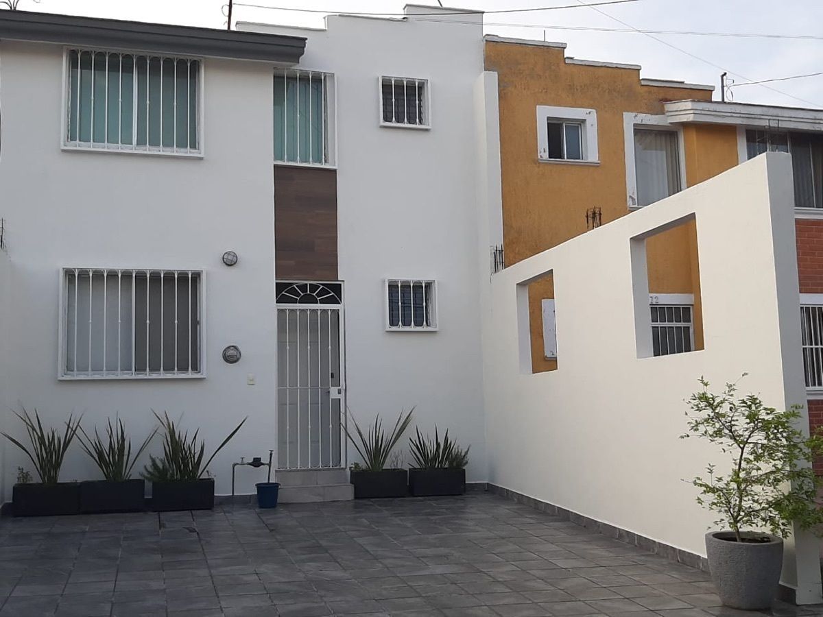 2 de 44: FRENTE EN COLOR BLANCO, ACABADA DE PINTAR