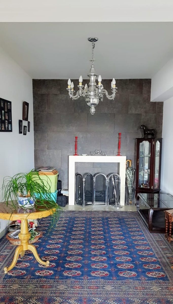 8 de 28: Estudio/sala TV con chimenea y pared de piedra natural