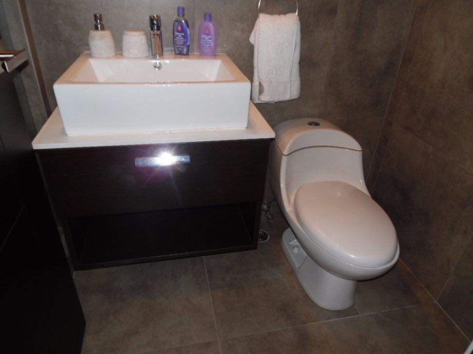 6 de 9: Baño con mueble de madera