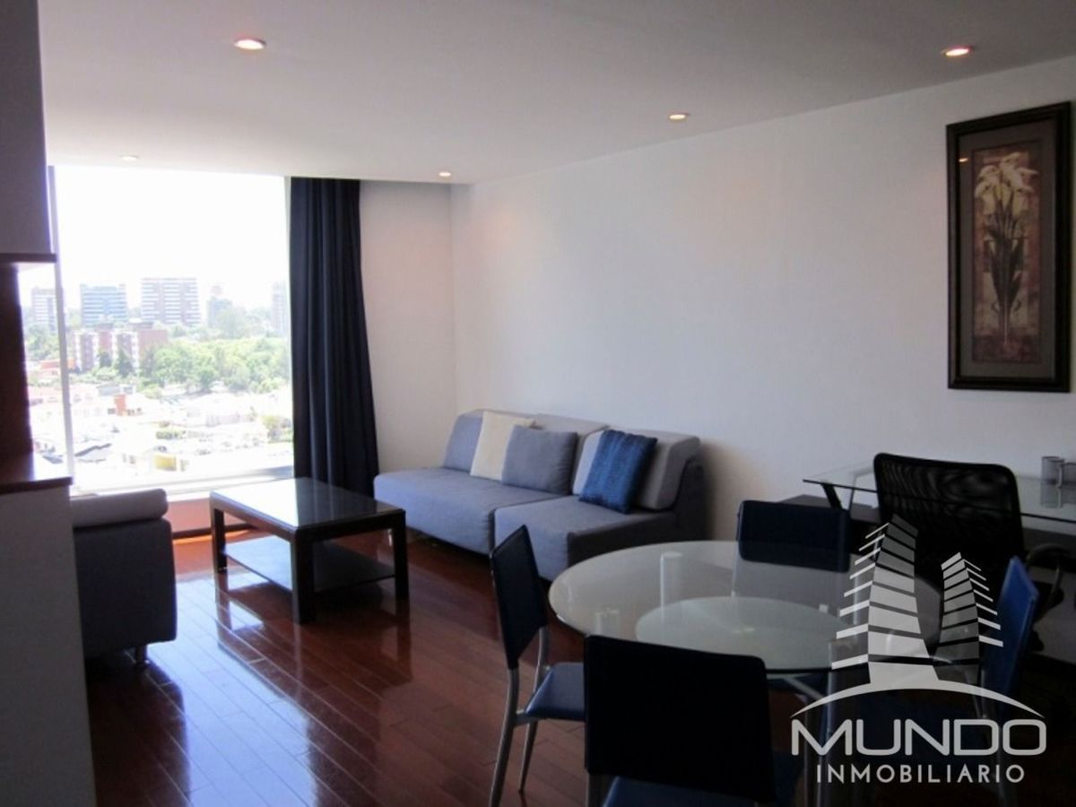 2 de 10: Pisos de madera laminados, luces led, cortinas.