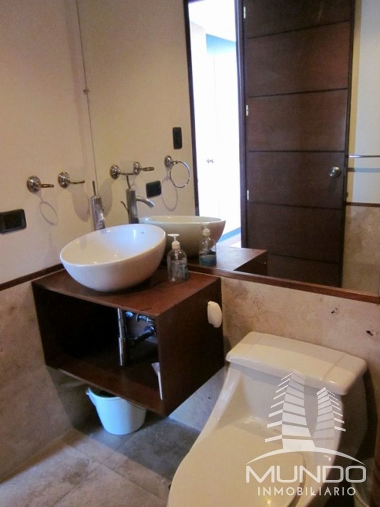 9 de 10: Vista de otro ángulo del baño