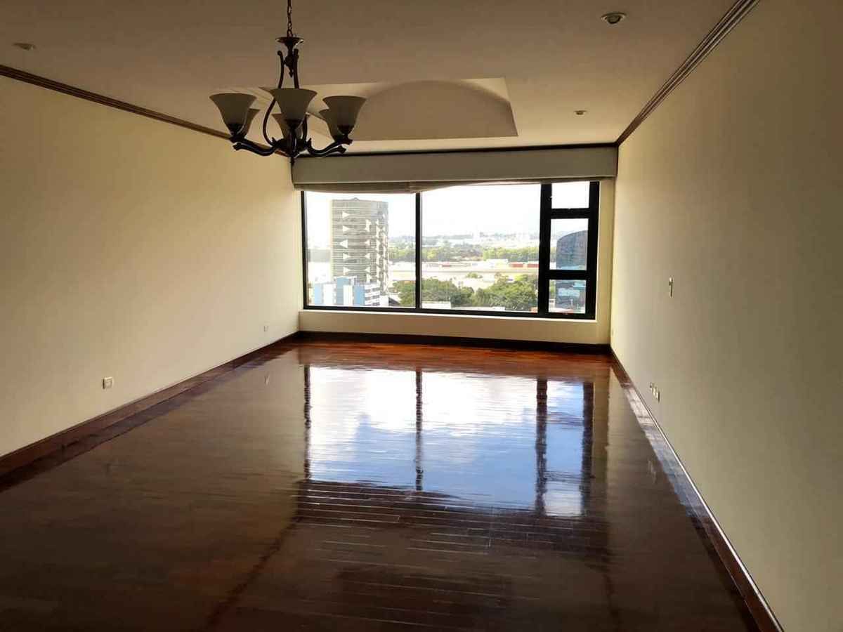 2 de 17: Amplia sala con hermosa vista a volcanes