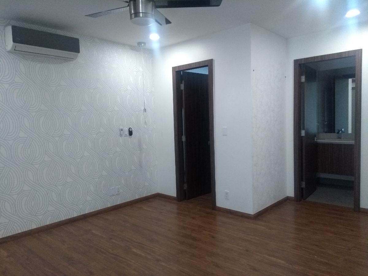 26 de 33: Walk in closet y baño en recamara principal