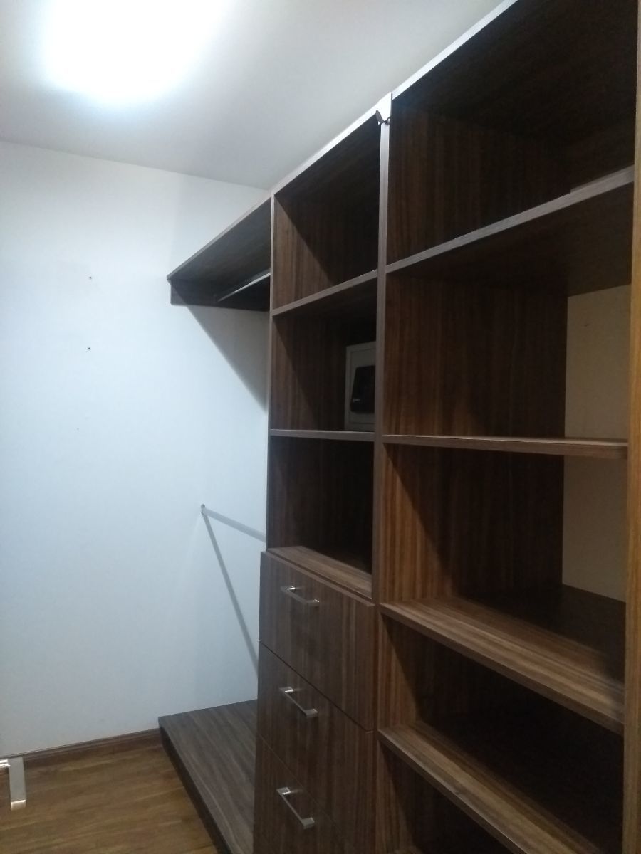 29 de 33: Walk in closet con caja de seguridad