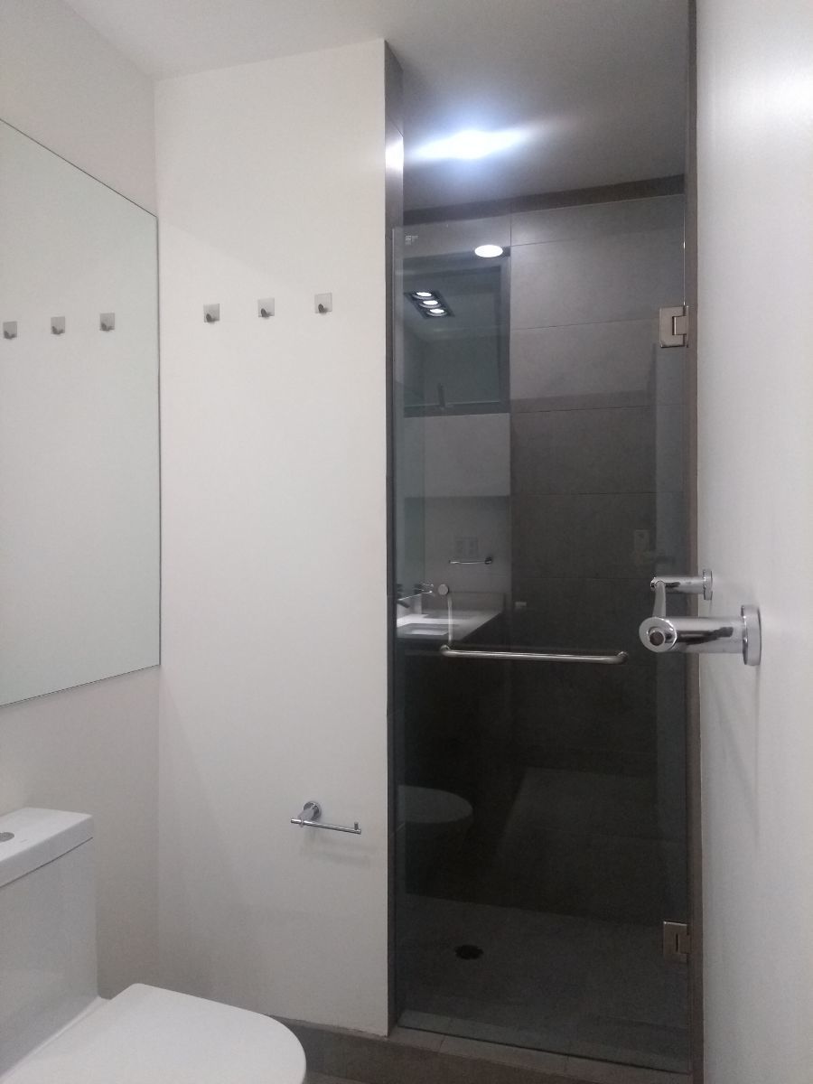 28 de 33: Regadera cancel de vidrio