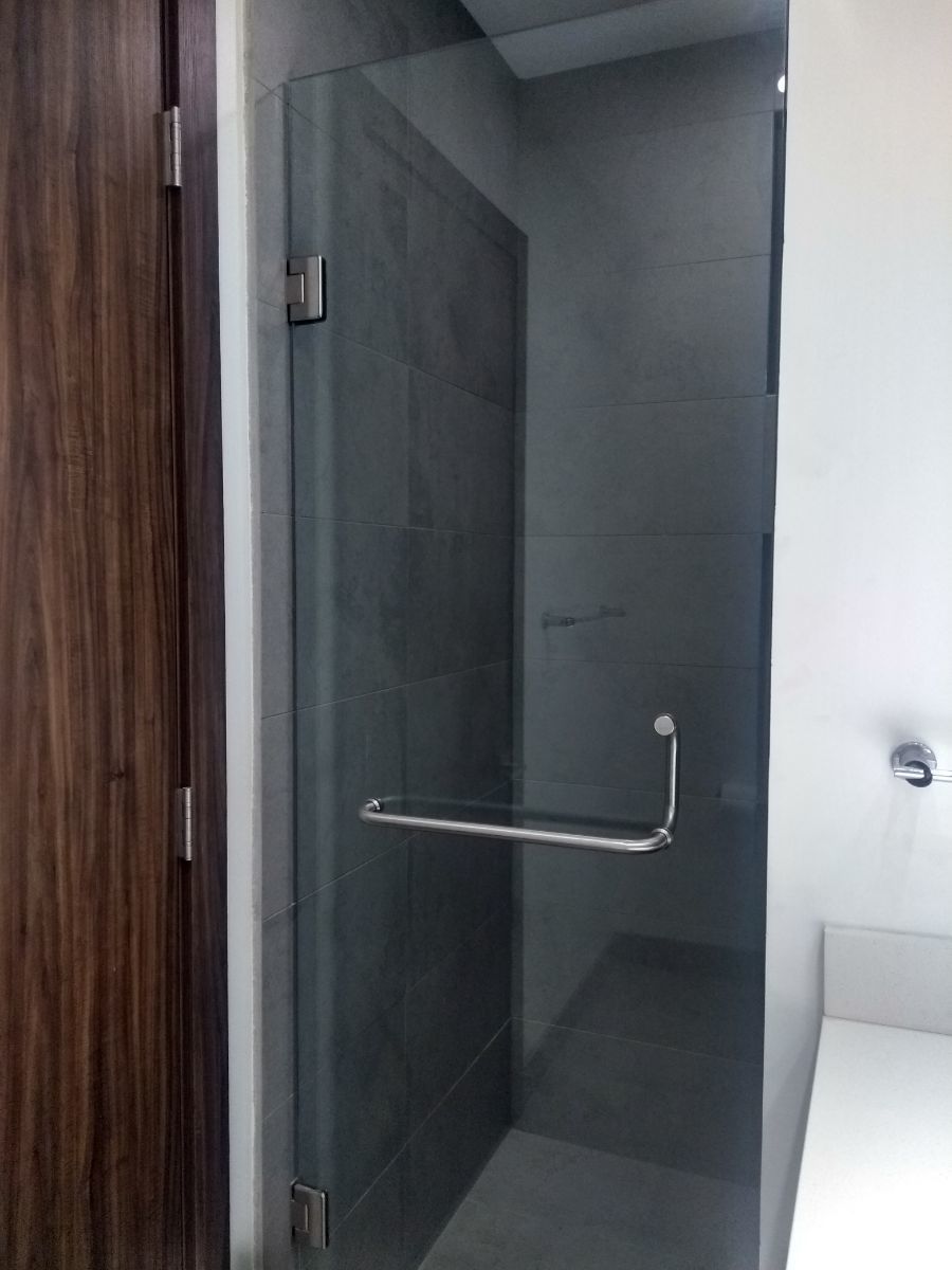 22 de 33: Regadera con cancel de vidrio templado