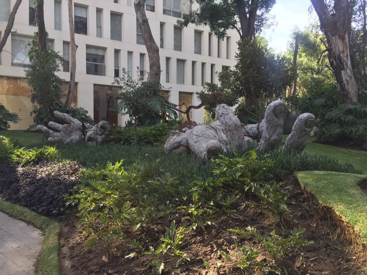 5 de 32: JARDINES CON ESCULTURAS EN AREA COMUN