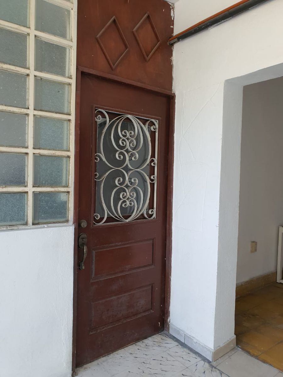 5 de 36: Puerta Principal de Madera con Cristal