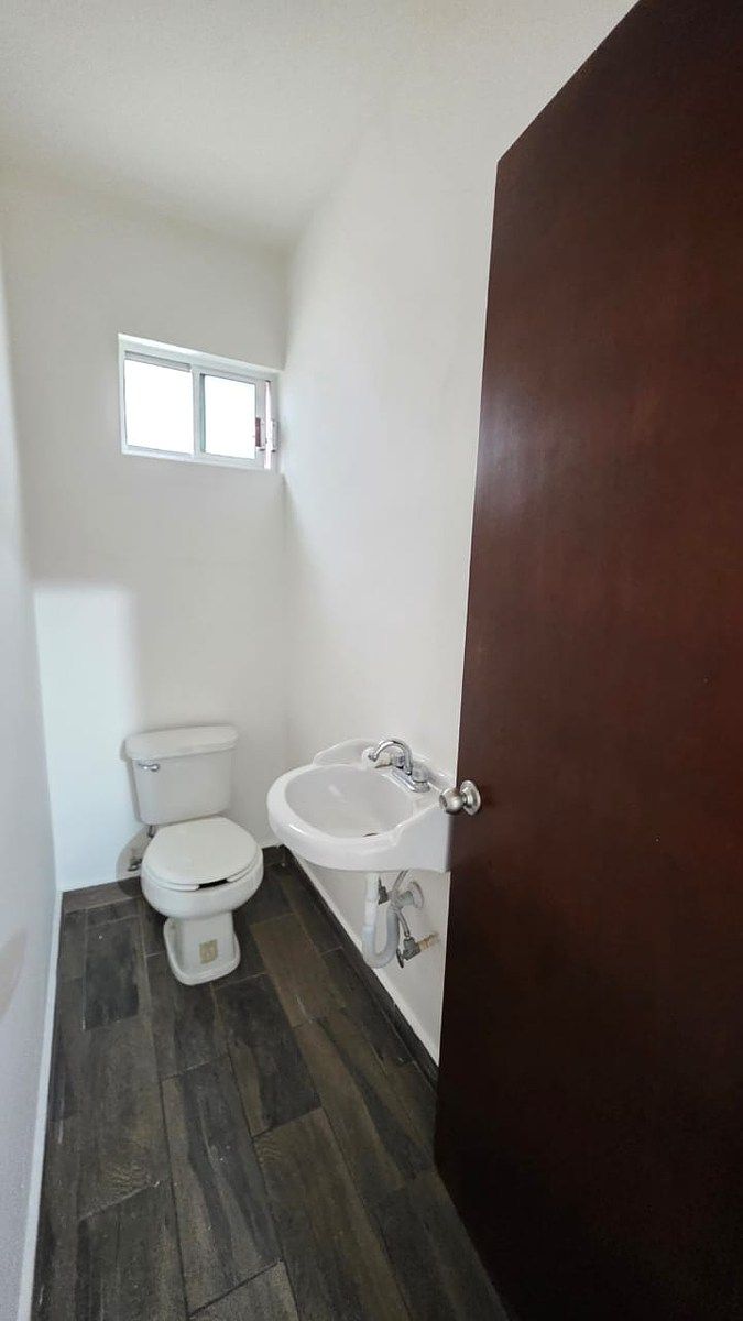 4 de 20: BAÑO DE VISITAS