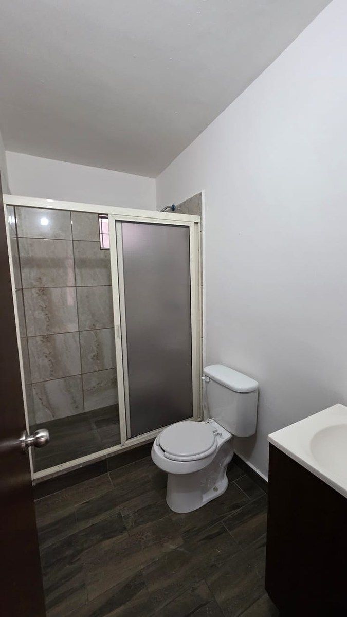 15 de 20: BAÑO COMPLETO COMPARTIDO HABITACION 1 Y 2