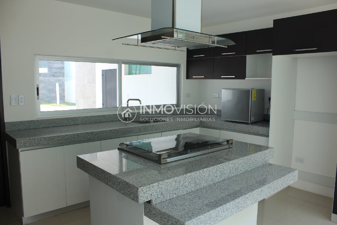 2 de 50: Cocina con isla al centro