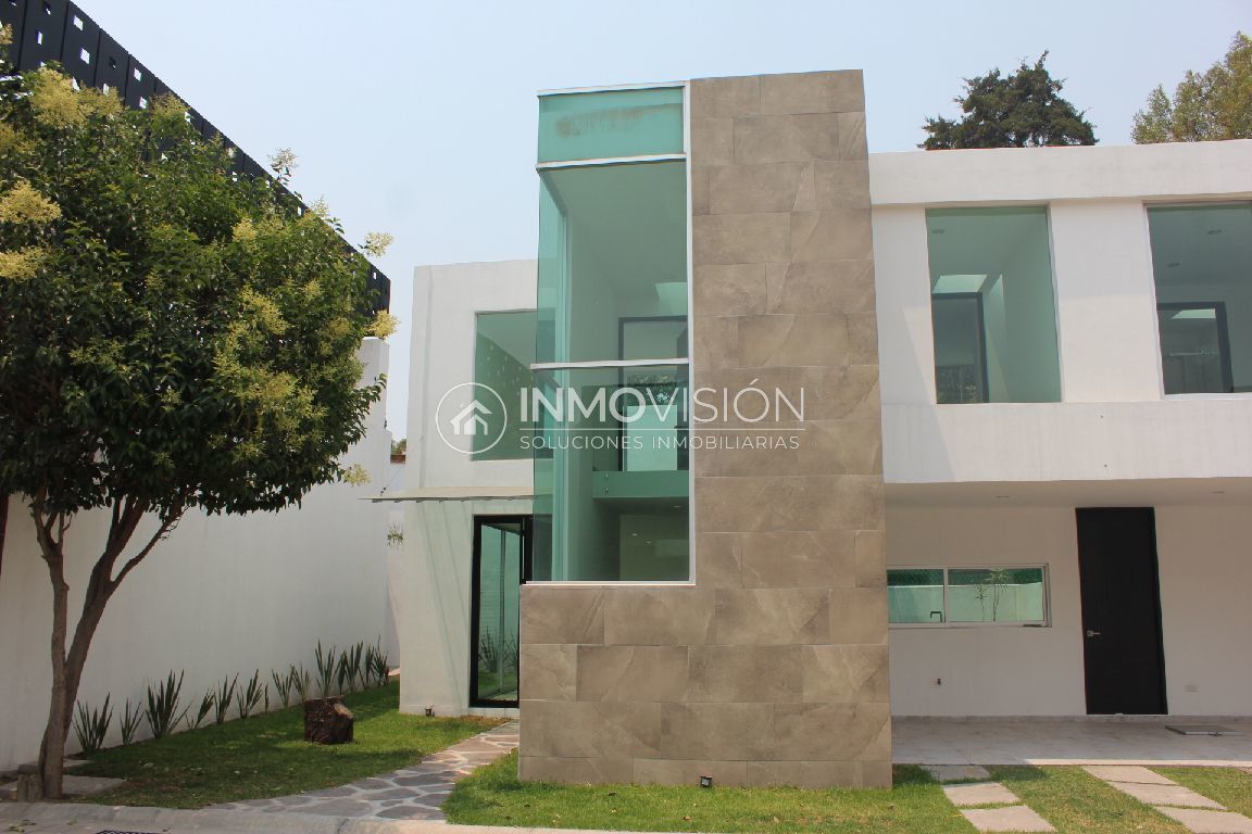 1 de 50: Fachada principal con jardín lateral