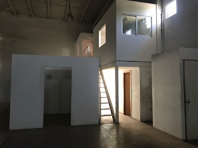 4 of 6: oficina en planta alta.