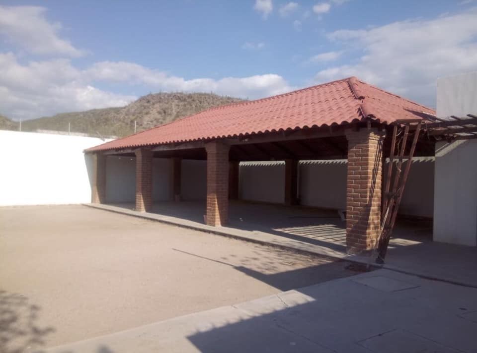 2 de 10: Tipo palapa con techo de lamina imitación teja.