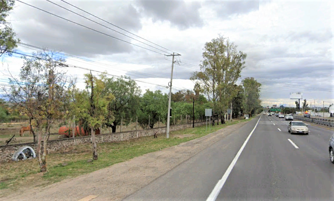 3 de 14: barda  malla portón