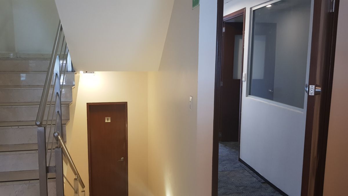 17 de 17: acceso a oficina y baños