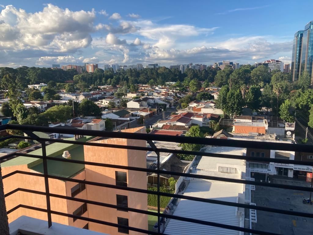 Amplio balcón, foto 1 de 14