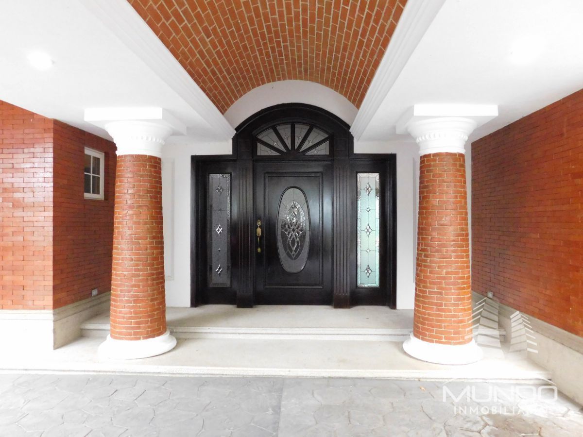 2 de 14: Puerta principal