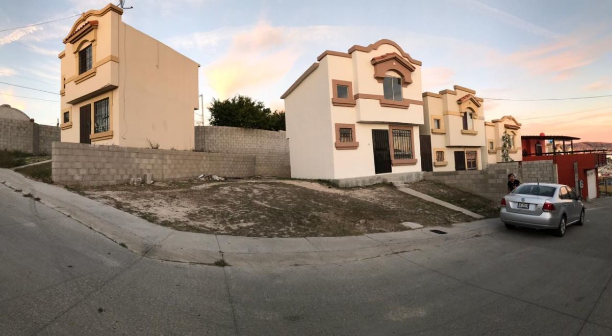 2 de 15: Fachada con terreno