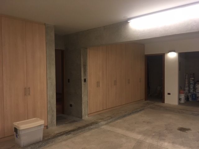 43 de 49: Garage en semisótano para 5 autos  cómodos y baño para chofe