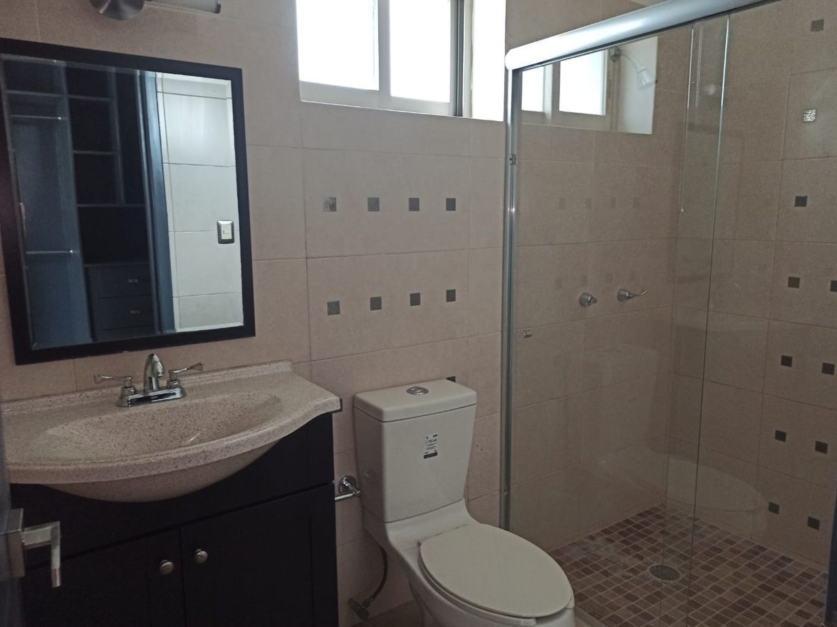 19 de 27: SE RENTA CASA EN LAGUITOS BAÑO