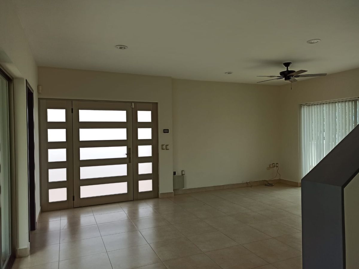 8 de 27: SE RENTA CASA EN LAGUITOS ENTRADA PRINCIPAL Y SALA