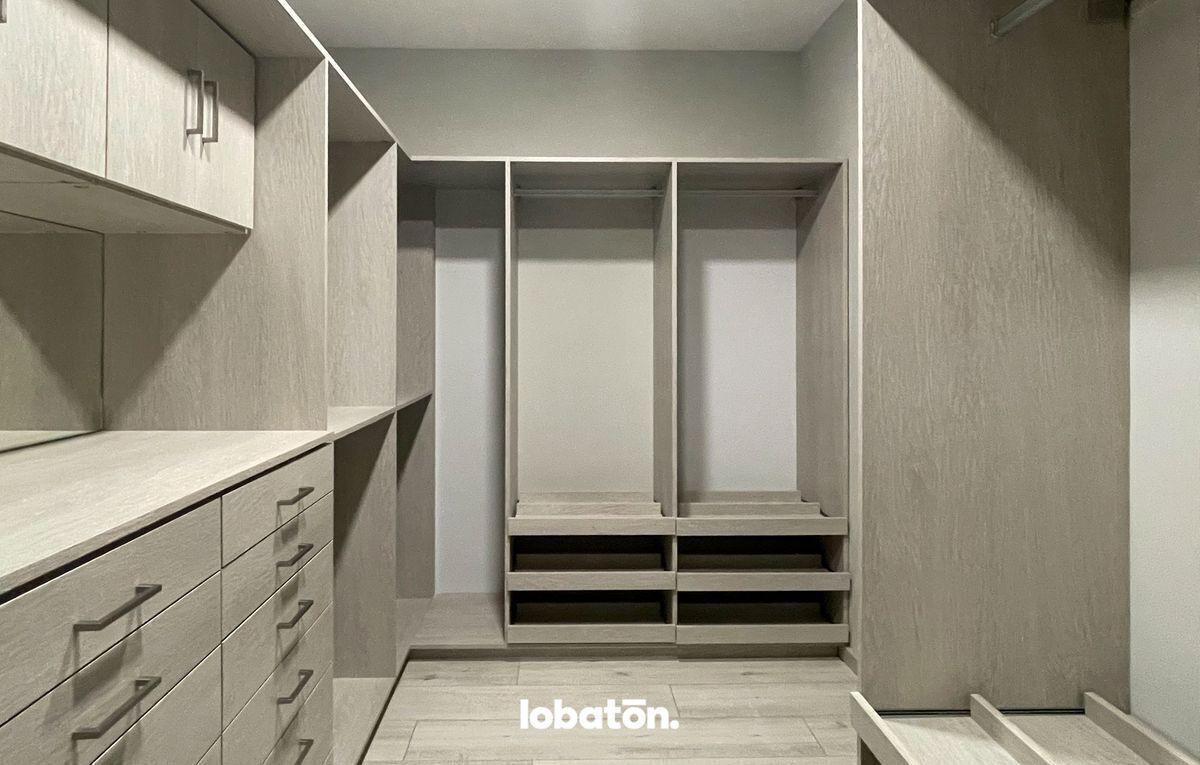 14 de 14: CLOSET-VESTIDOR