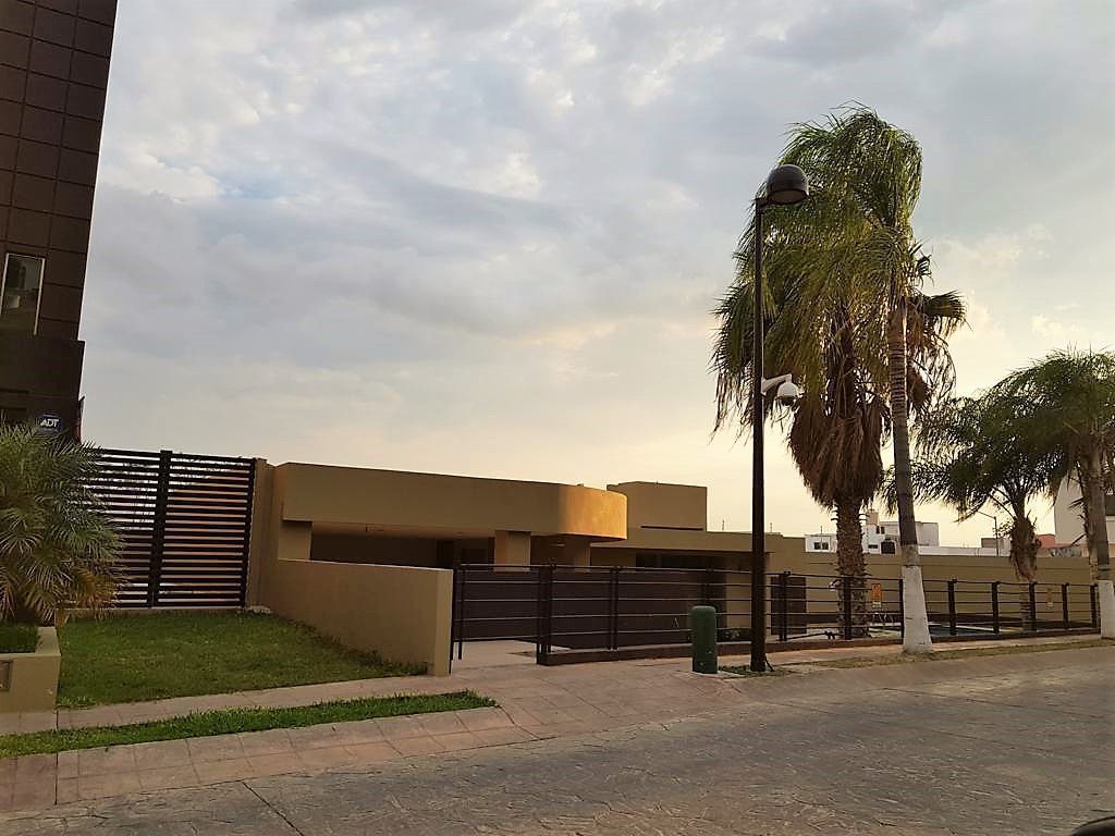 23 de 26: vista de la calle a casa club